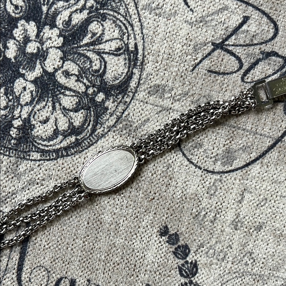 Elegant Silver Chain Bracelet - Picture 2 of 7